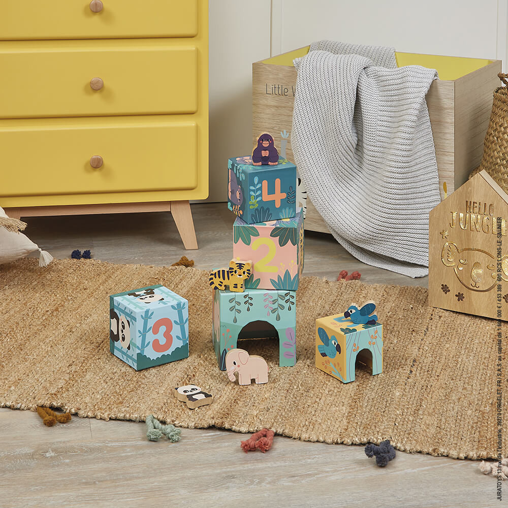 Piramide in Cartone con Animali in Legno